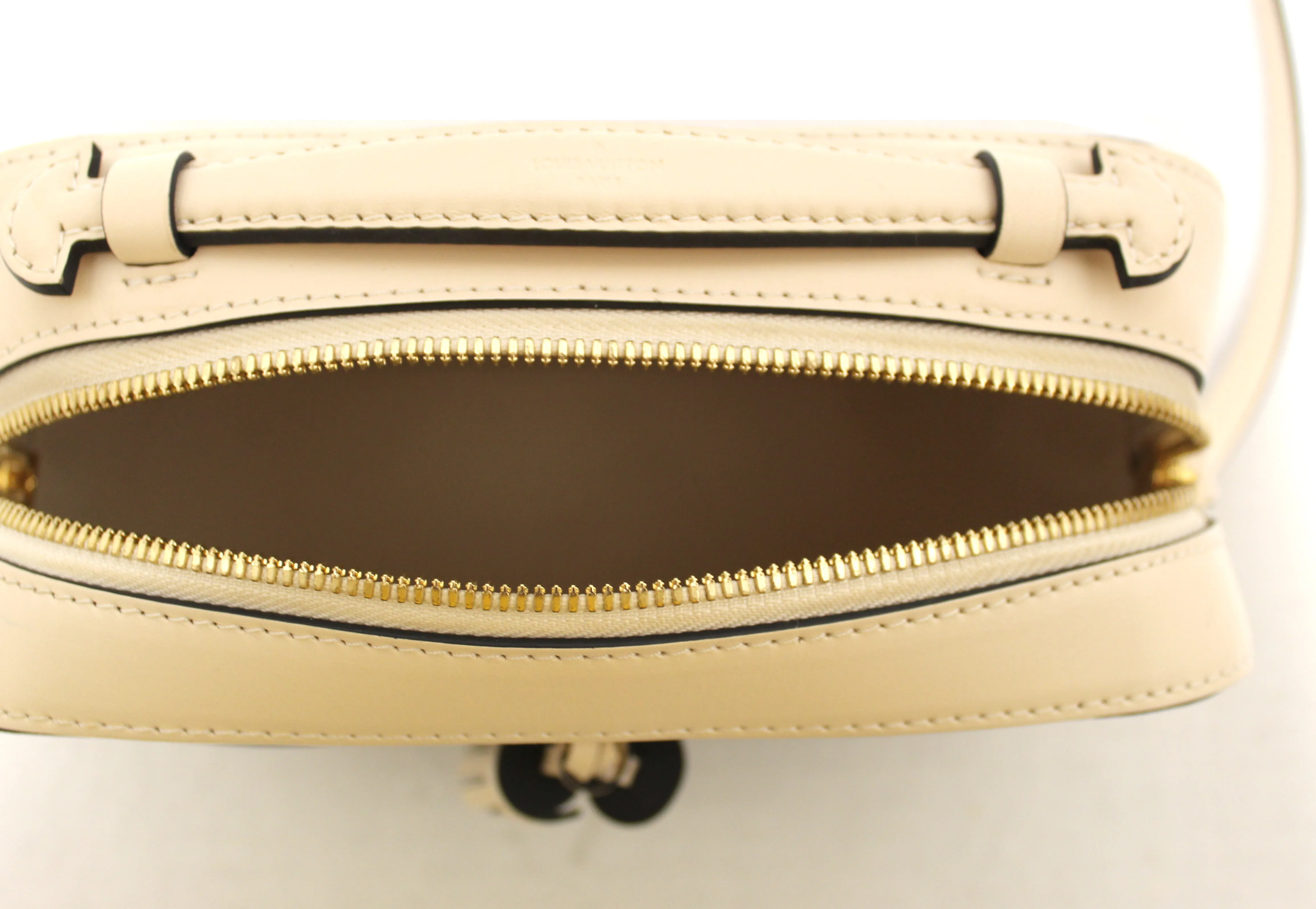 Authentic Louis Vuitton Monogram Creme Saintonge Messenger Crossbody Bag