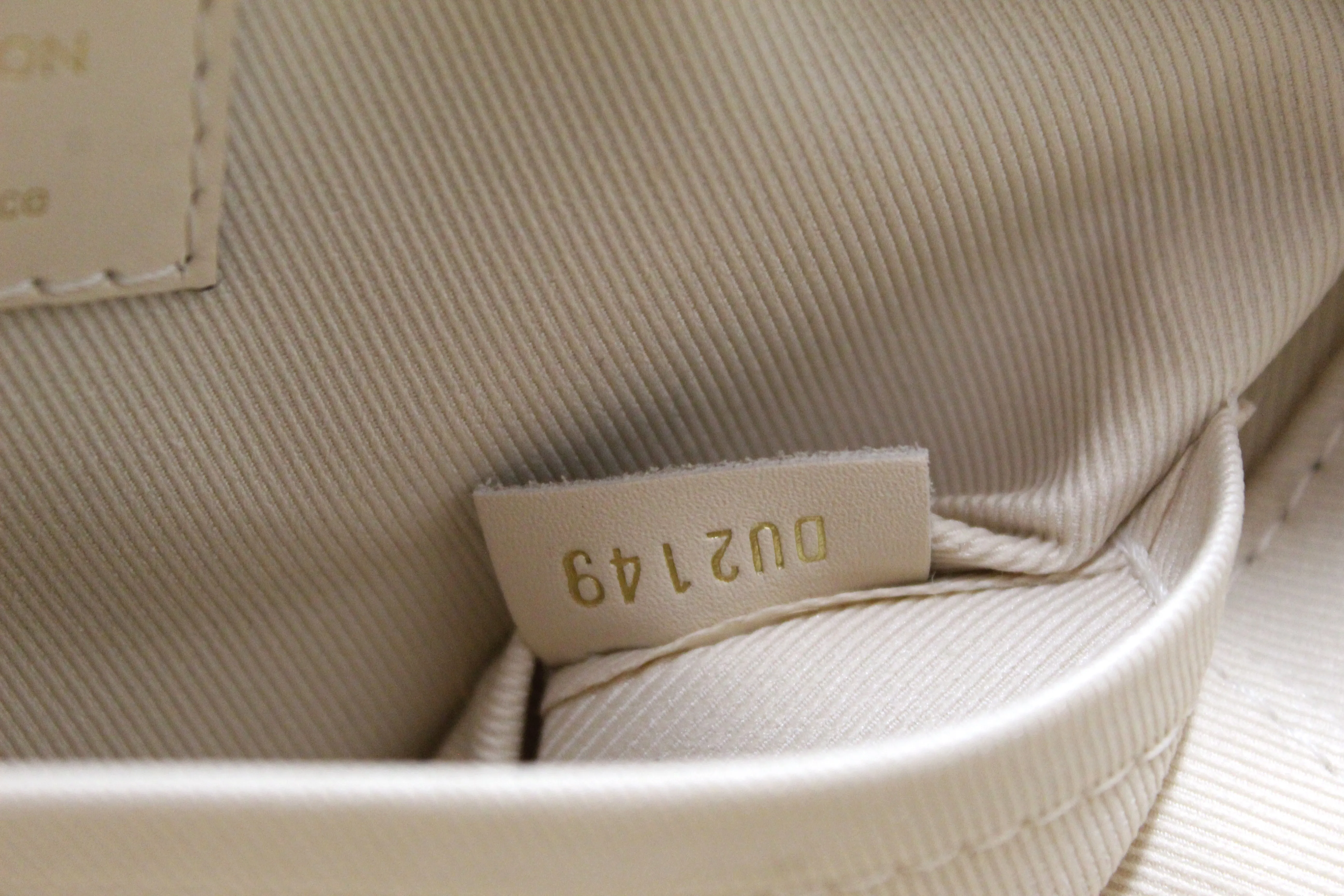 Authentic Louis Vuitton Monogram Creme Saintonge Messenger Crossbody Bag