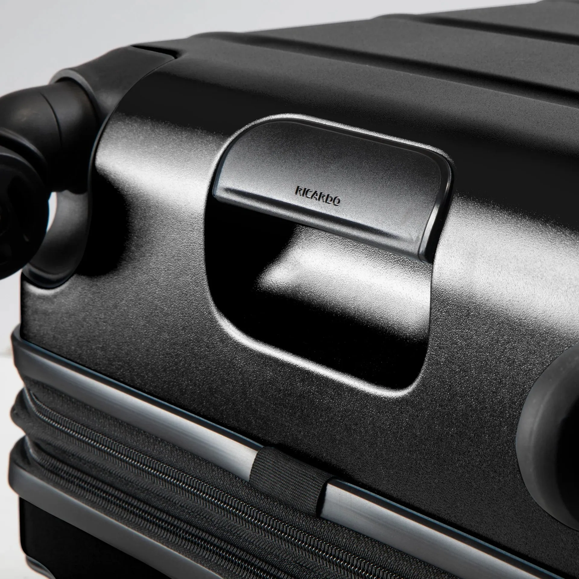 Cambria Medium Check-In Expandable Spinner - Black
