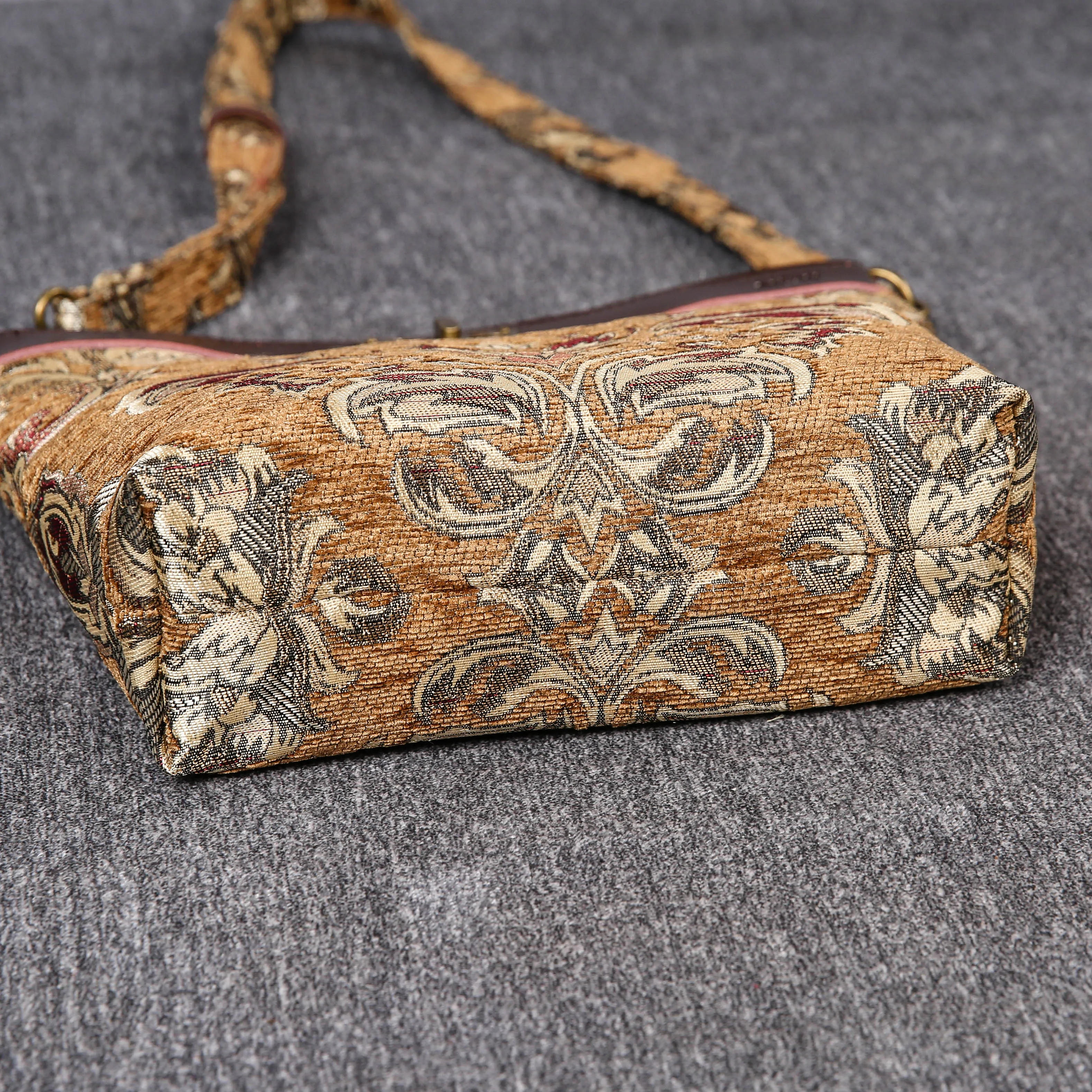 Carpet Crossbody Bag Victorian Blossom Gold