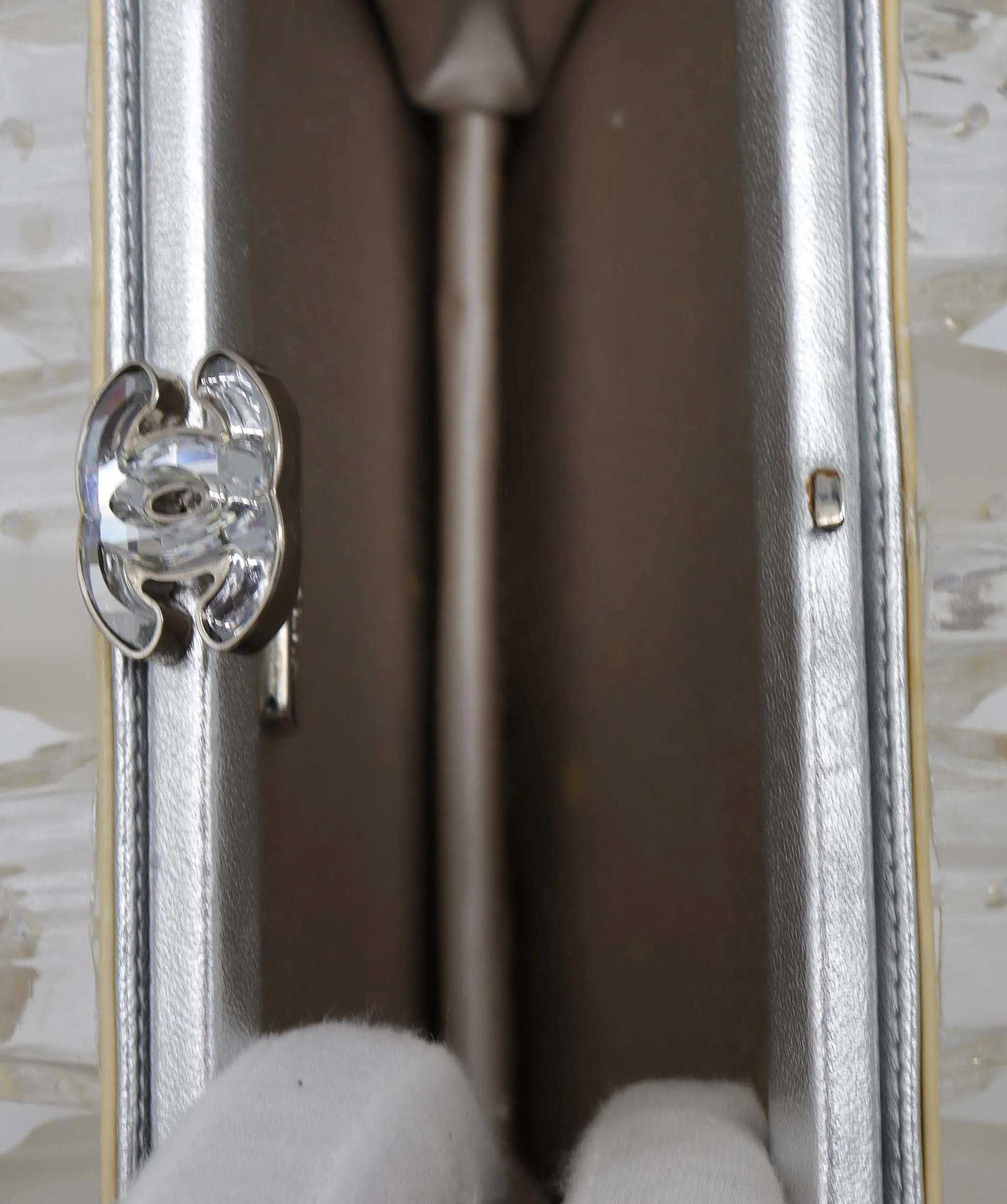Chanel Ice Cube Clutch Bag Metallic silver Lambskin Silver hardware

Series 14261040 DXBS3166