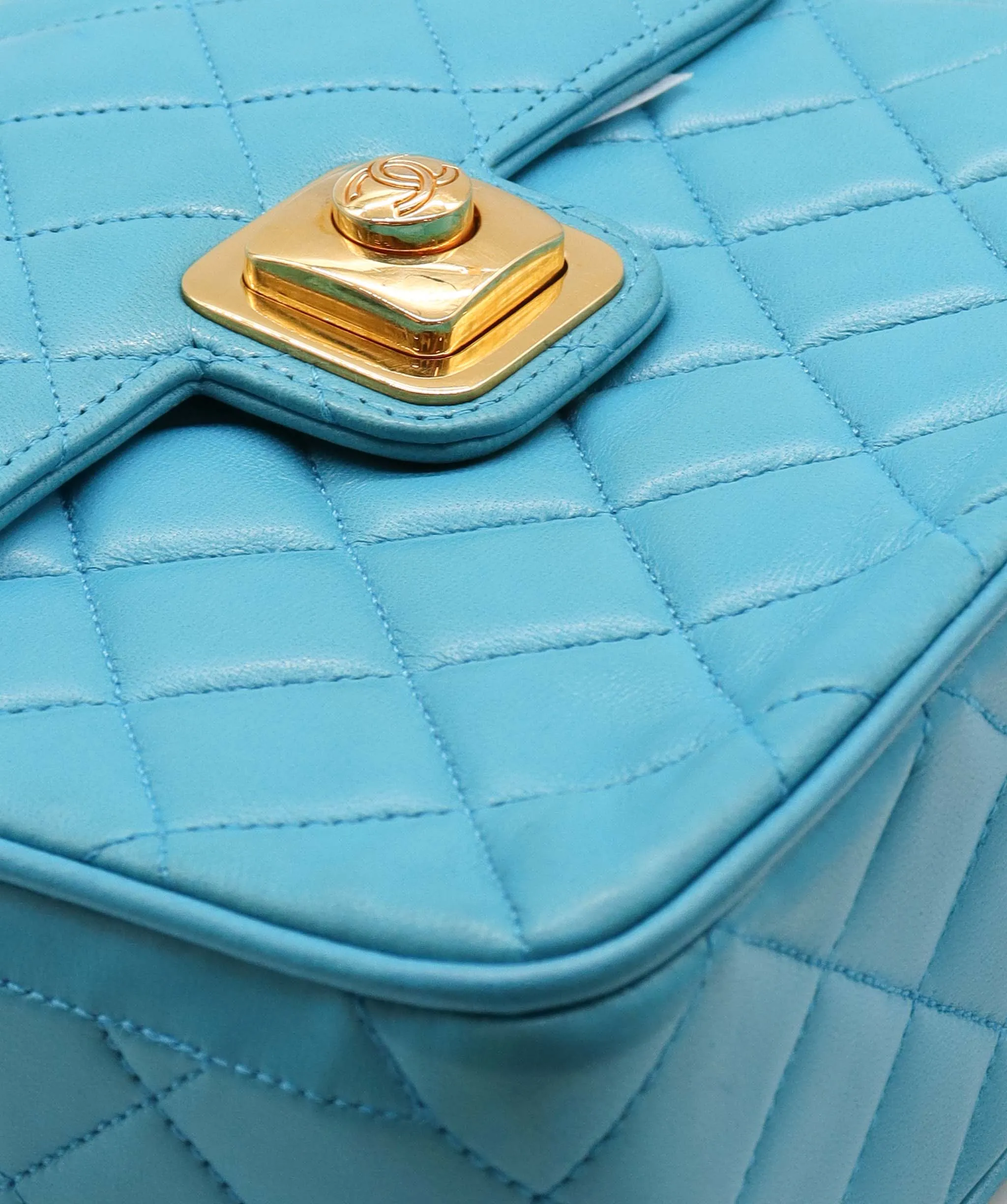 Chanel turquoise lambskin pop lock bag  90247403 DXBS0606