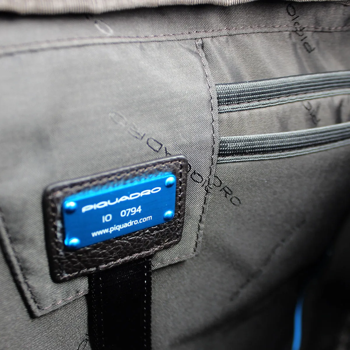 Piquadro - Double handle laptop briefcase Vibe 15.6 - OUTCA3147VI - TESTA/DI/MORO